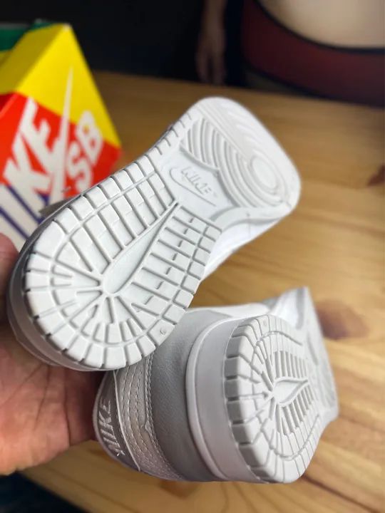 Tênis Nike Dunk Low - Cinza e Branco - Foto 2
