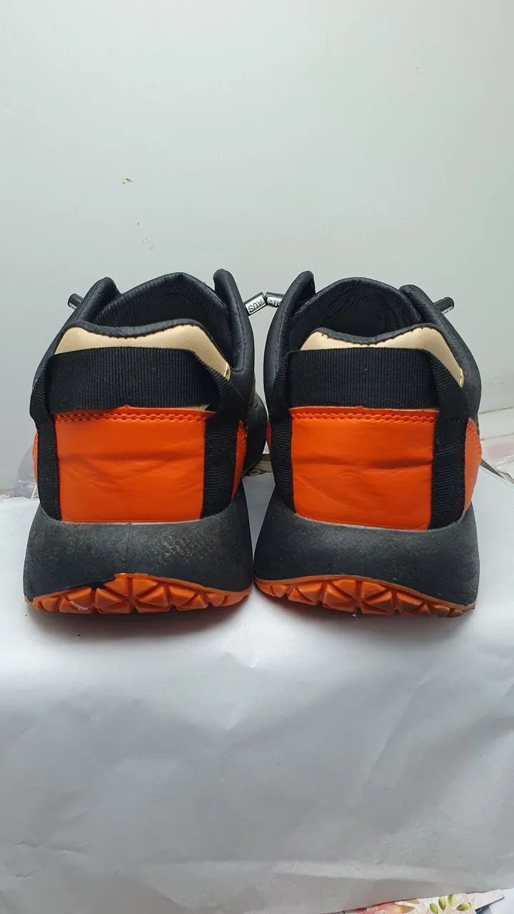 Tênis Masculino Preto e Laranja
