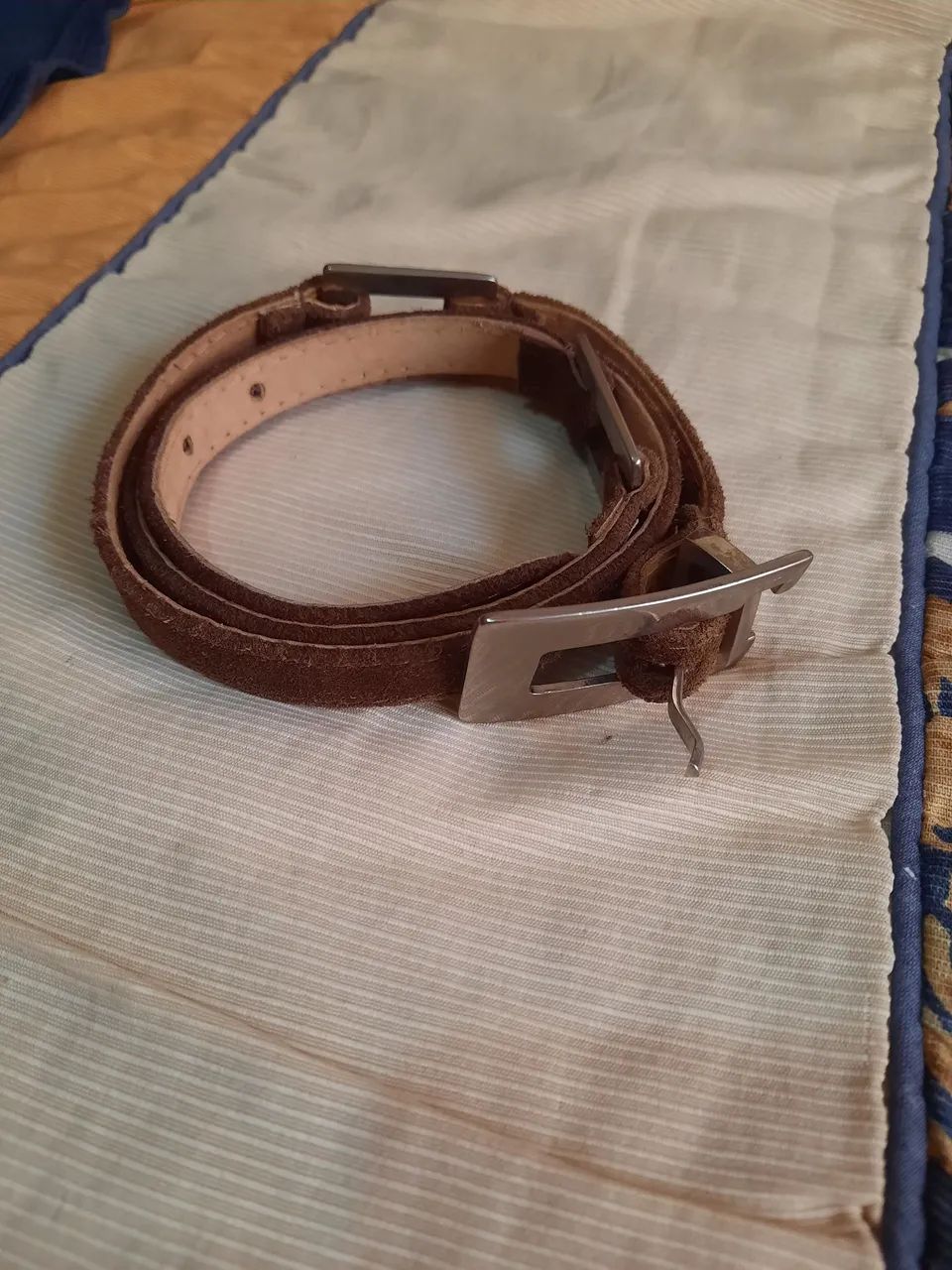Cinto de couro marrom com fivela moderna