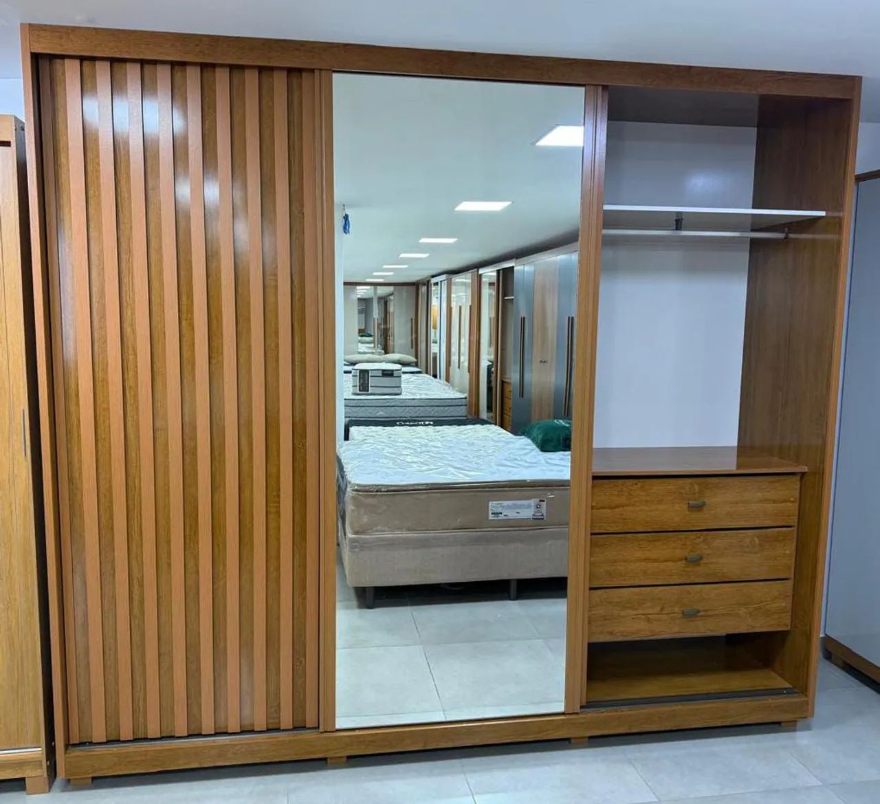 Guarda roupa com portas toda em ripado  - Foto 4