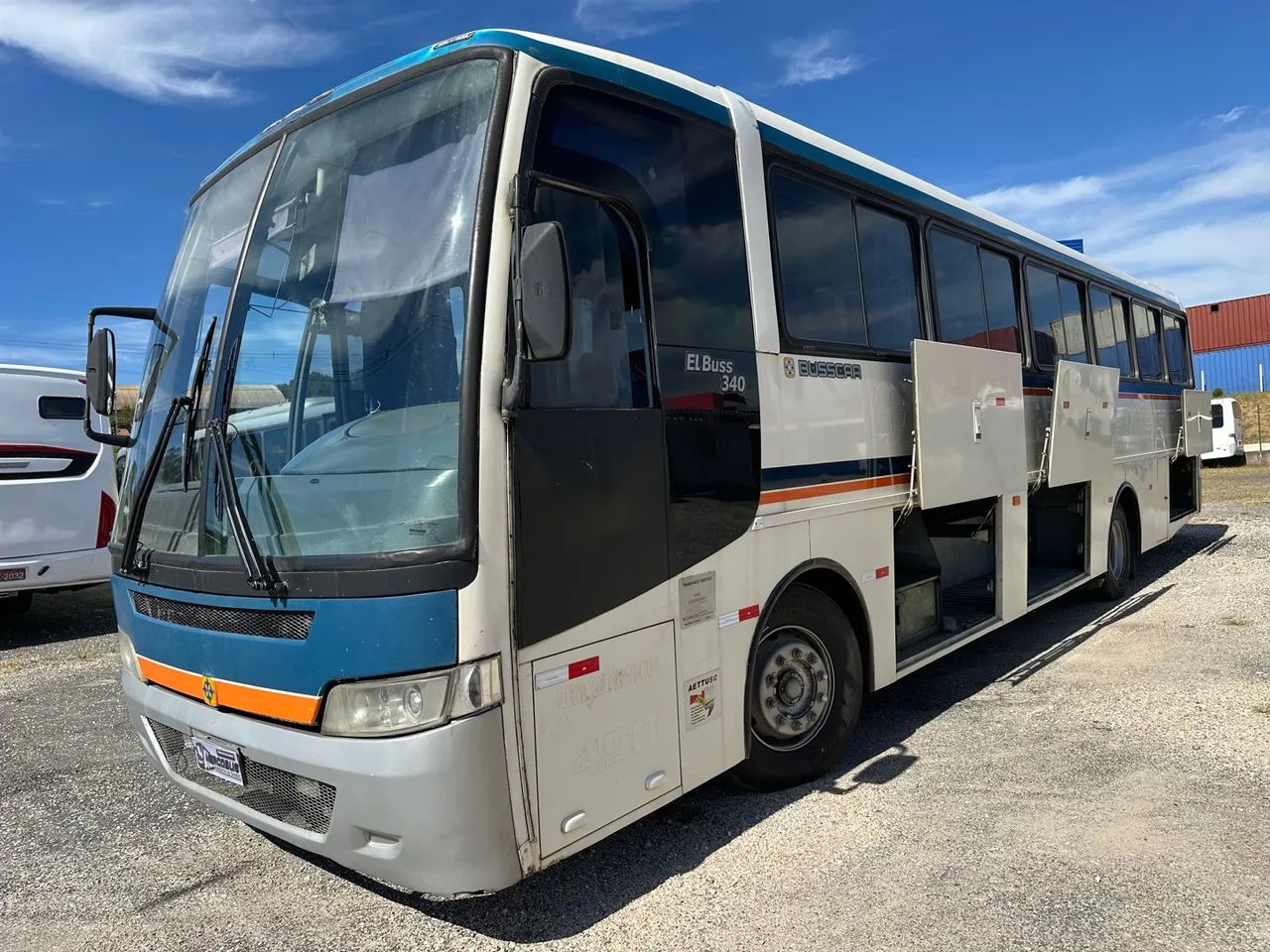 Ônibus fretamento motor dianteiro com ar