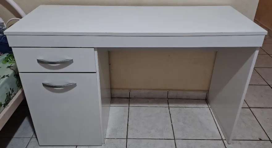 Escrivaninha branca com 1 gaveta e 1 porta