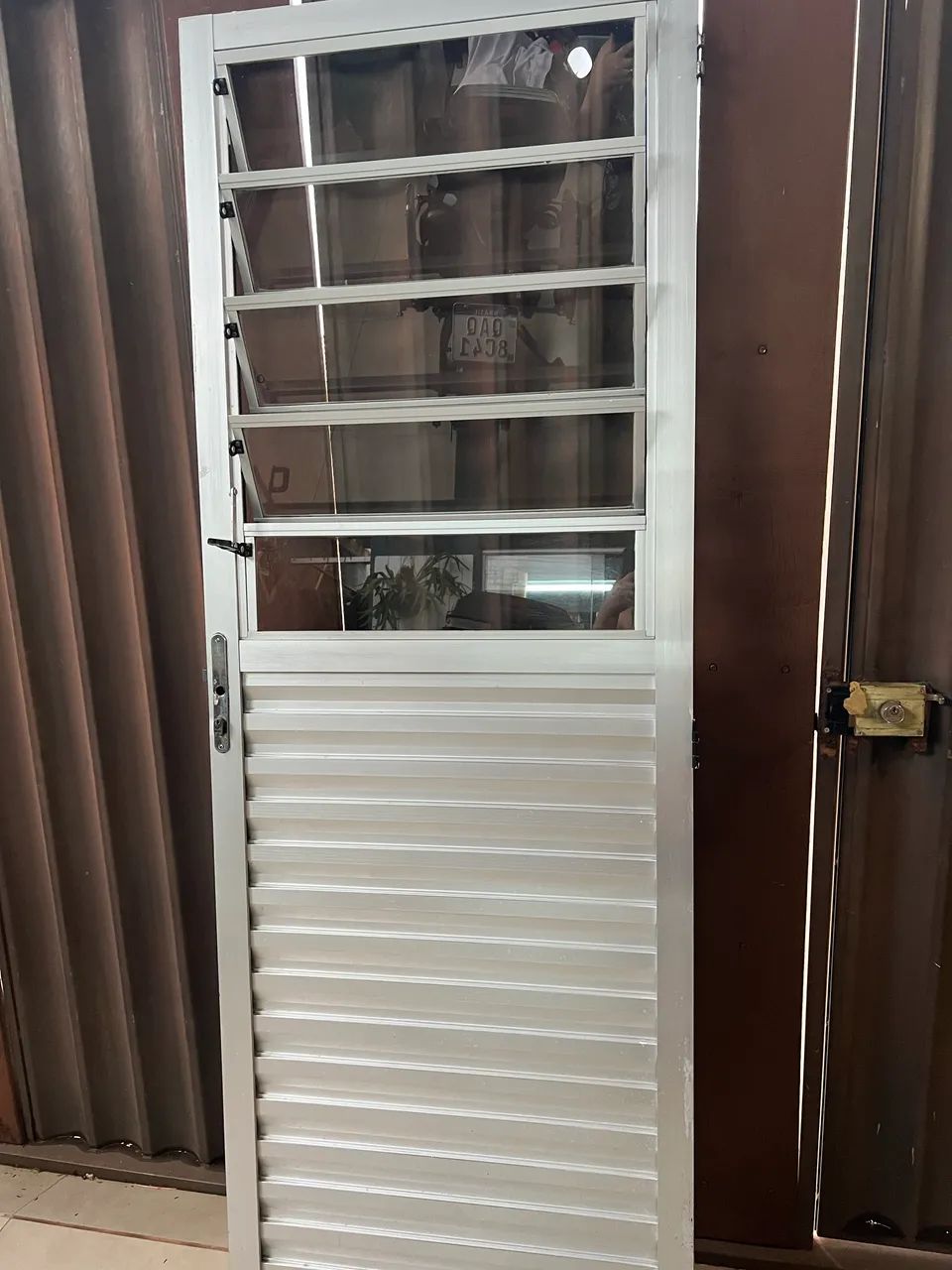 Porta de alumínio basculante com vidro 