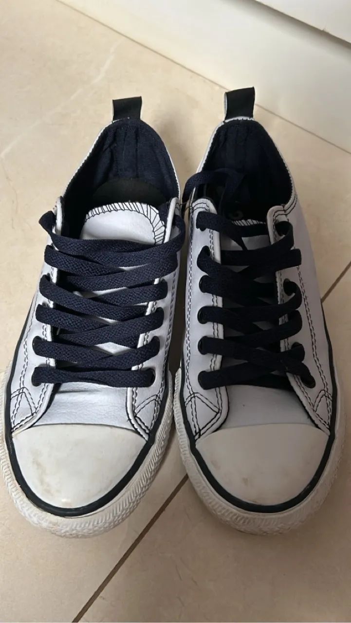 Tênis azul marinho e branco seminovos - Foto 2