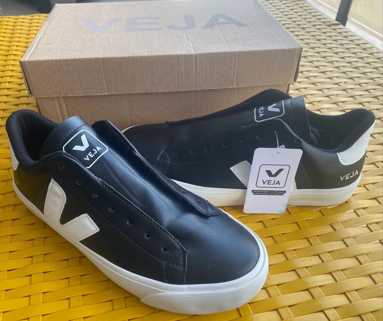 Tênis Veja preto e branco n 40 - Foto 2