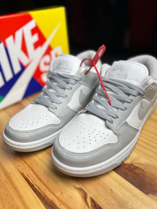 Tênis Nike Dunk Low - Cinza e Branco - Foto 4