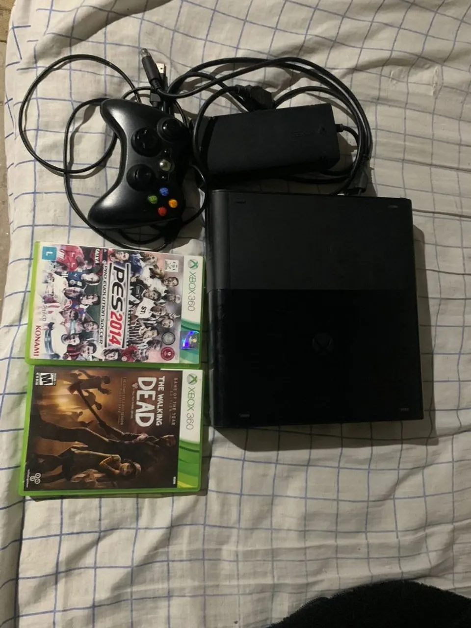 Xbox 360 com Jogos - PES 2014 e The Walking Dead
