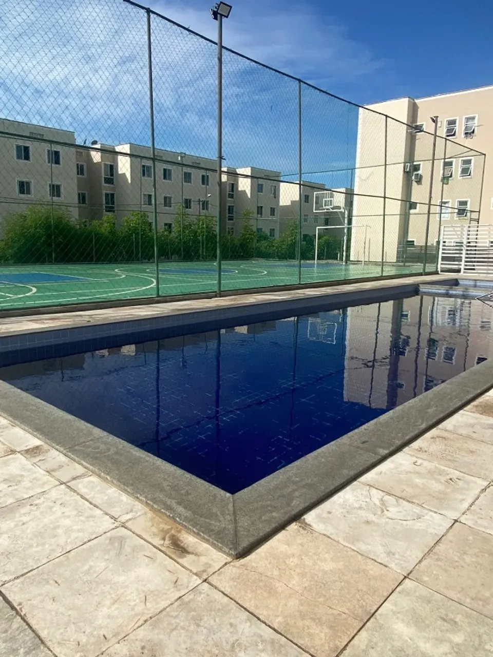 Aluga-se Apartamento com jardim.
