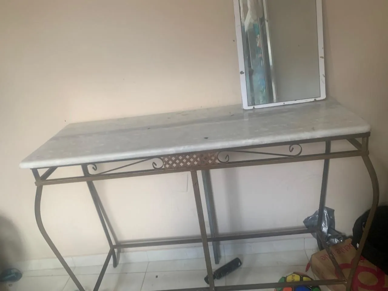 Escrivaninha com tampo de mármore e estrutura de metal