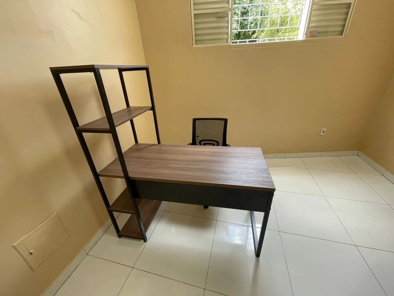 MESA COM ESTANTE - MÓVEIS PARA ESCRITÓRIO  - Foto 2