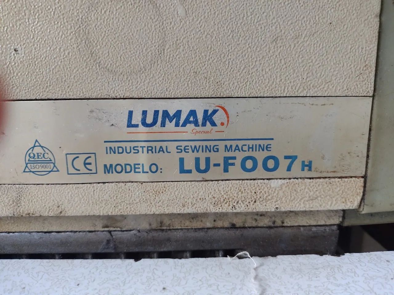 Máquina overloque industrial.