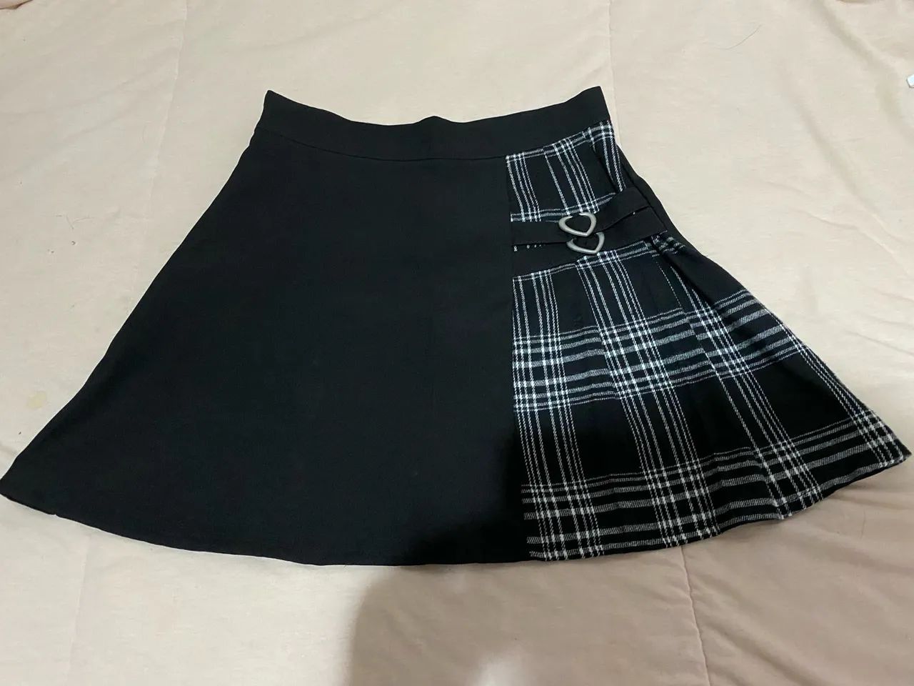 Saia preta com detalhe xadrez
