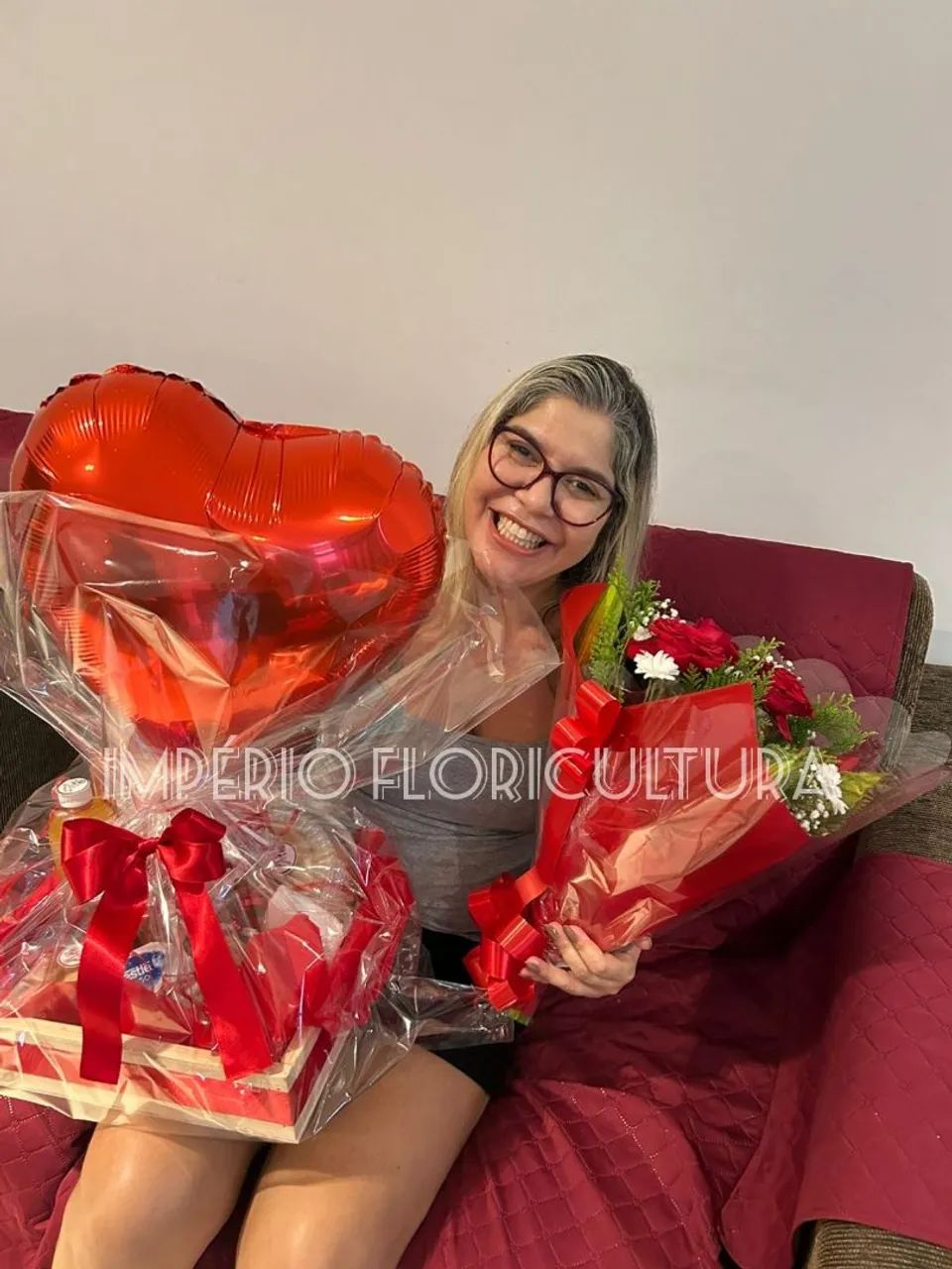 Cesta de café da manhã com buquê  - Foto 3