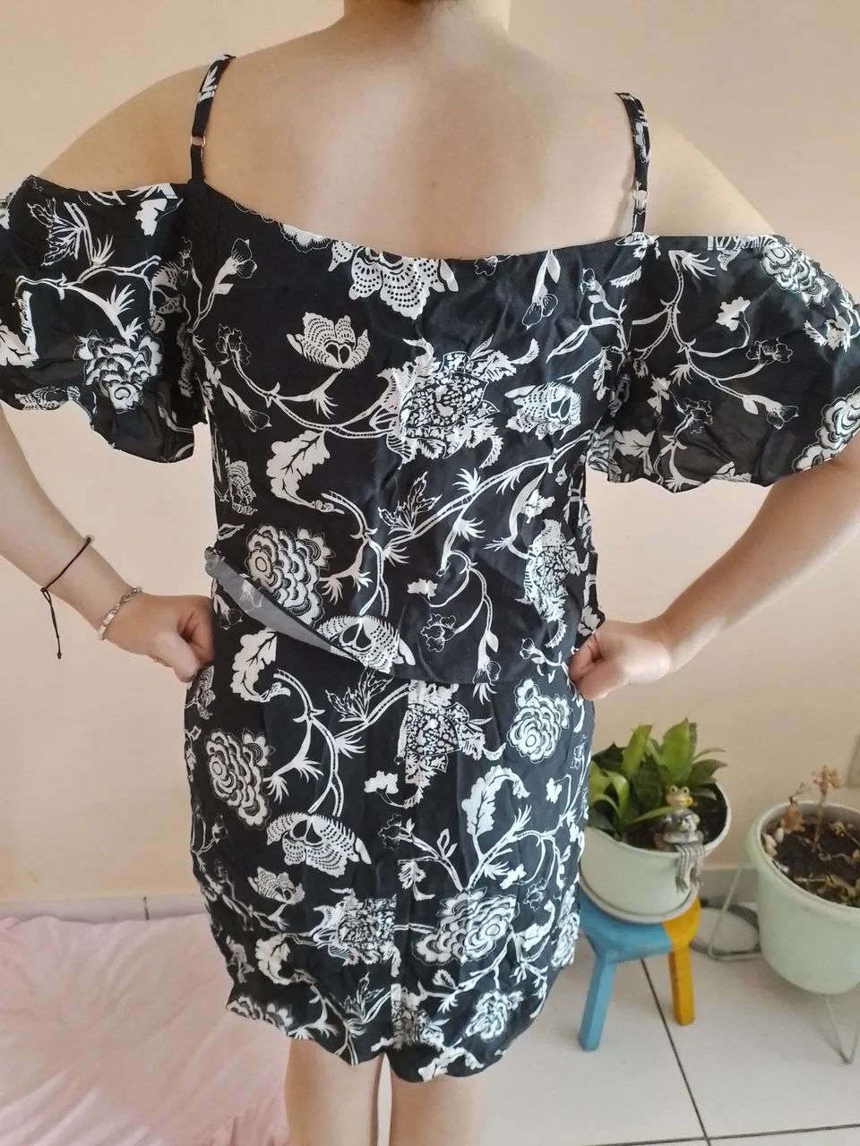Vestido floral preto e branco . T= M