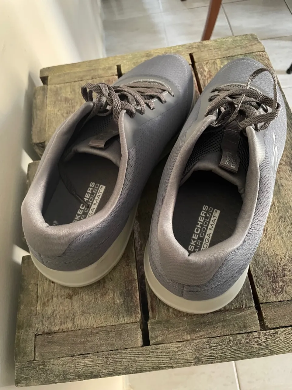 Tênis Skechers cinza