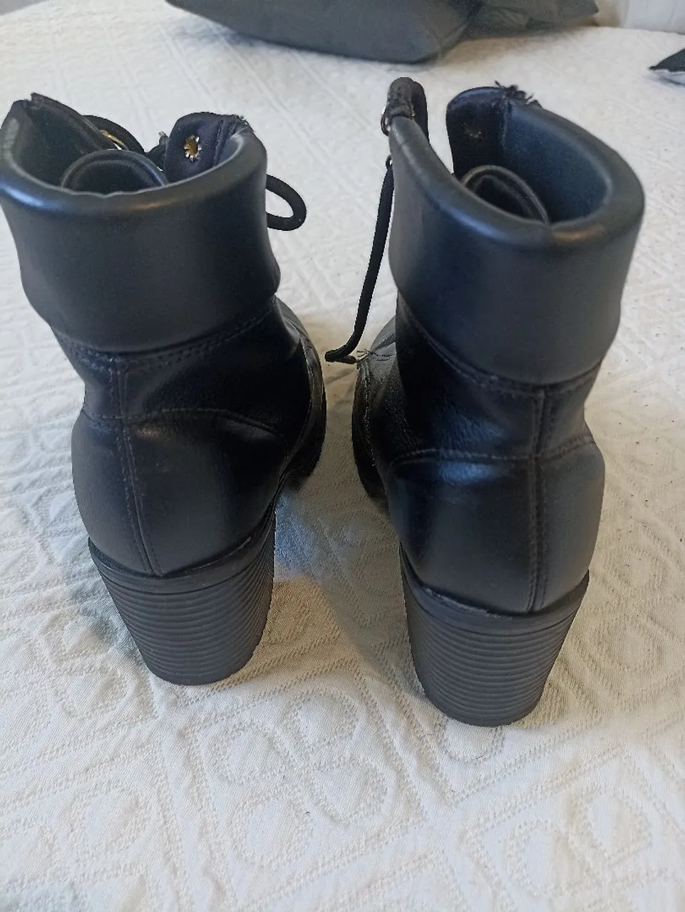 Botas pretas de salto alto