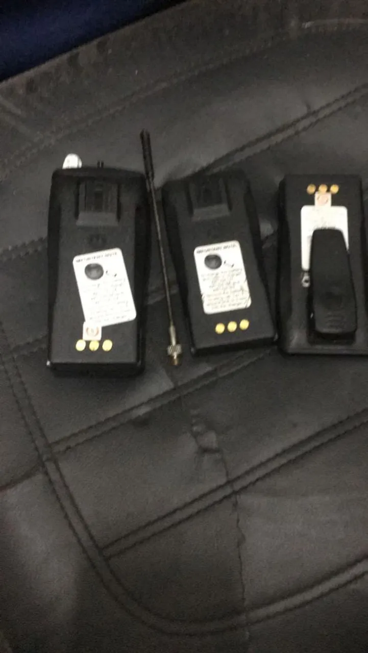 Um Rádio Rádio uhf motorola ep450 com 2 bateria adicional 