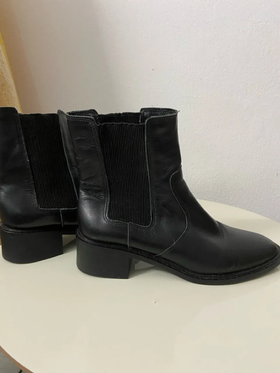 Bota feminina salto baixo - couro Satinato
