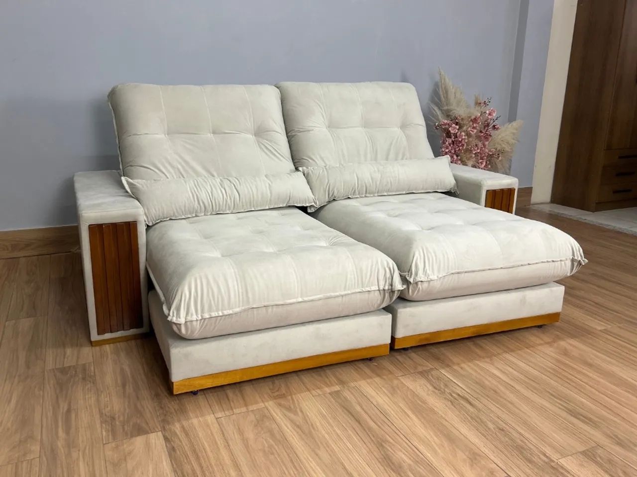 Sofá Retrátil e Reclinável Saquarema 2.30m Molas Ensacadas l64