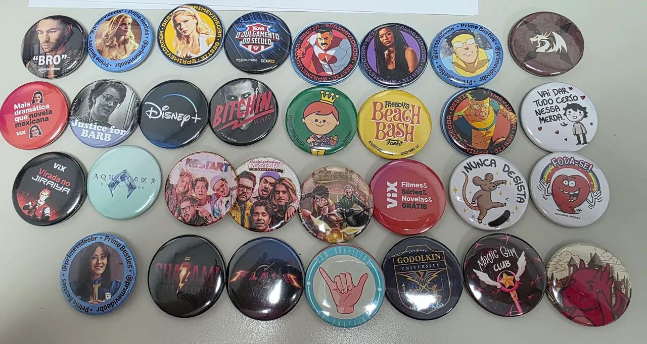 Botons diversos temas  e de eventos como CCXP, D23, TUDUM