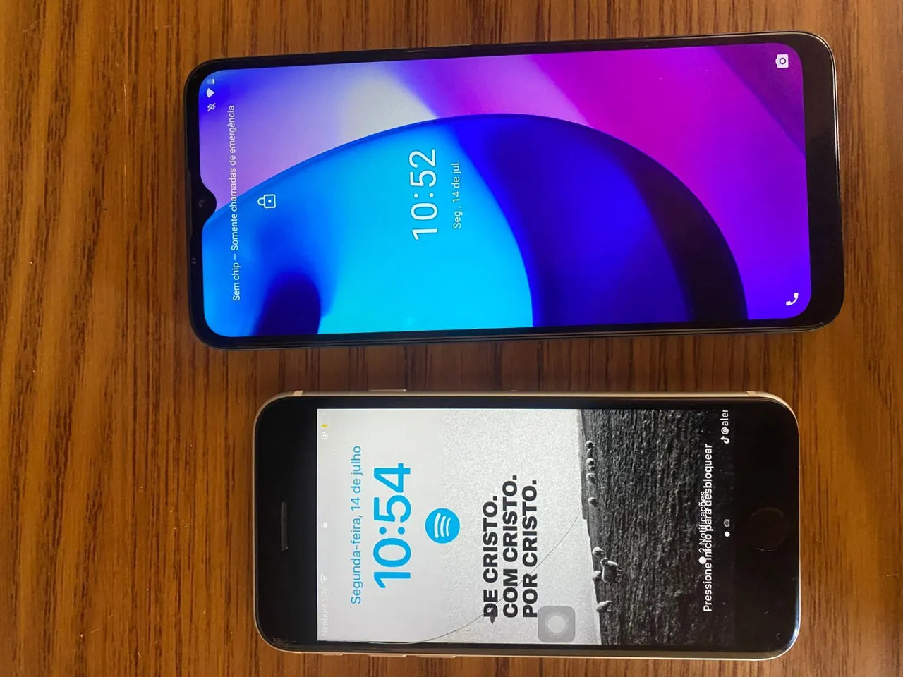 Vendo esses dois celulares, iPhone SE e Moto E20.