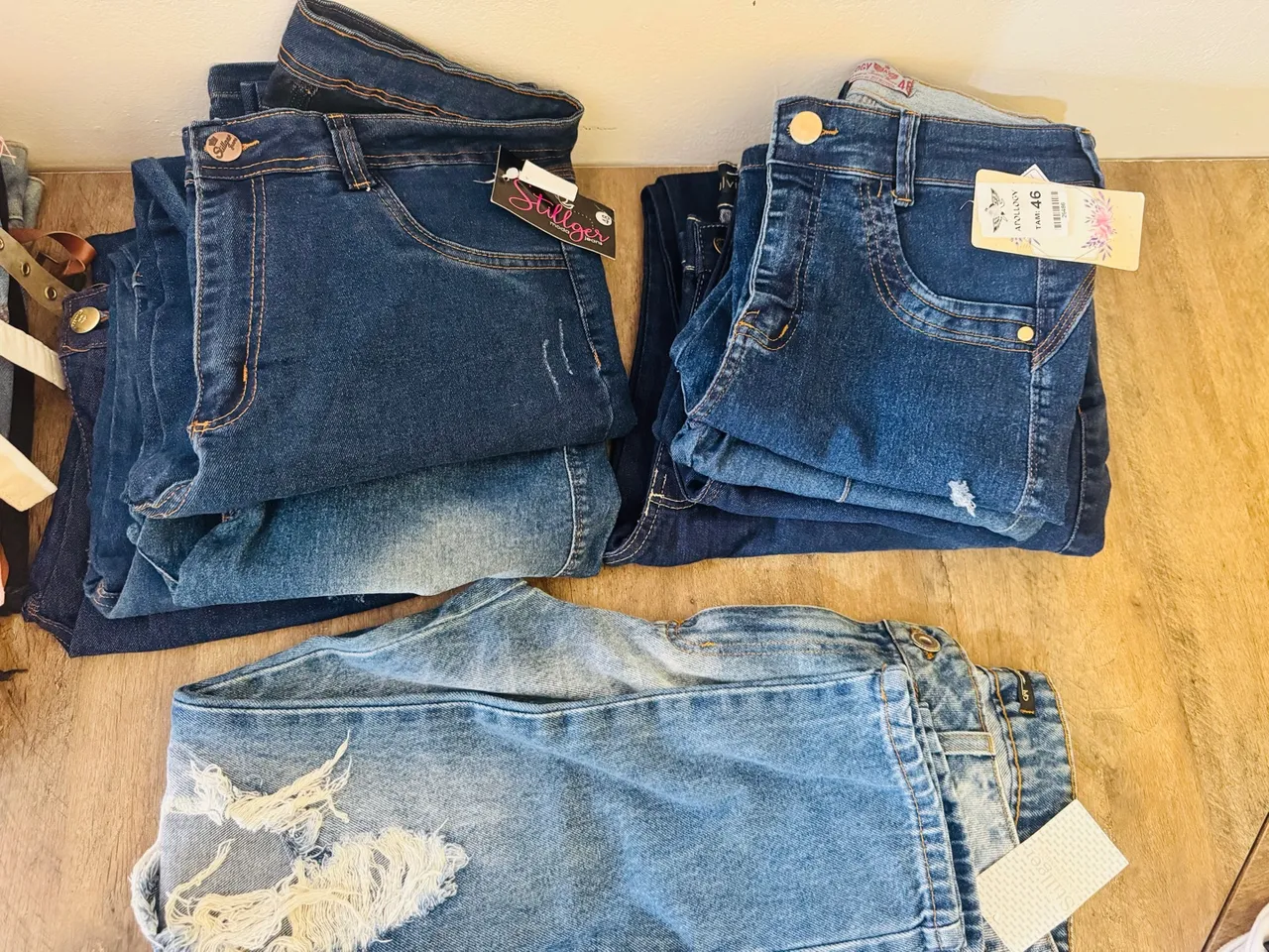 Fechando loja queimando estoque roupas diversas ótimo preço 