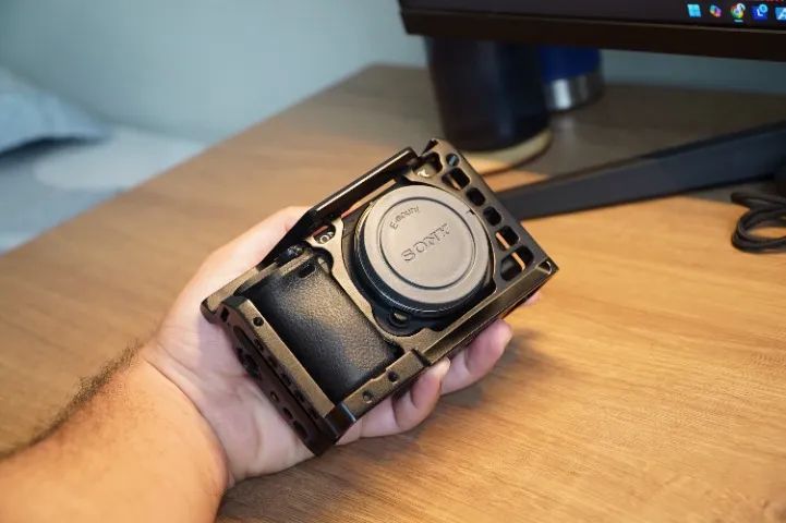 Sony A6400 - Câmera Profissional 4K + Lente 16-50mm + Case Smallrig + Bateria Extra - Foto 2