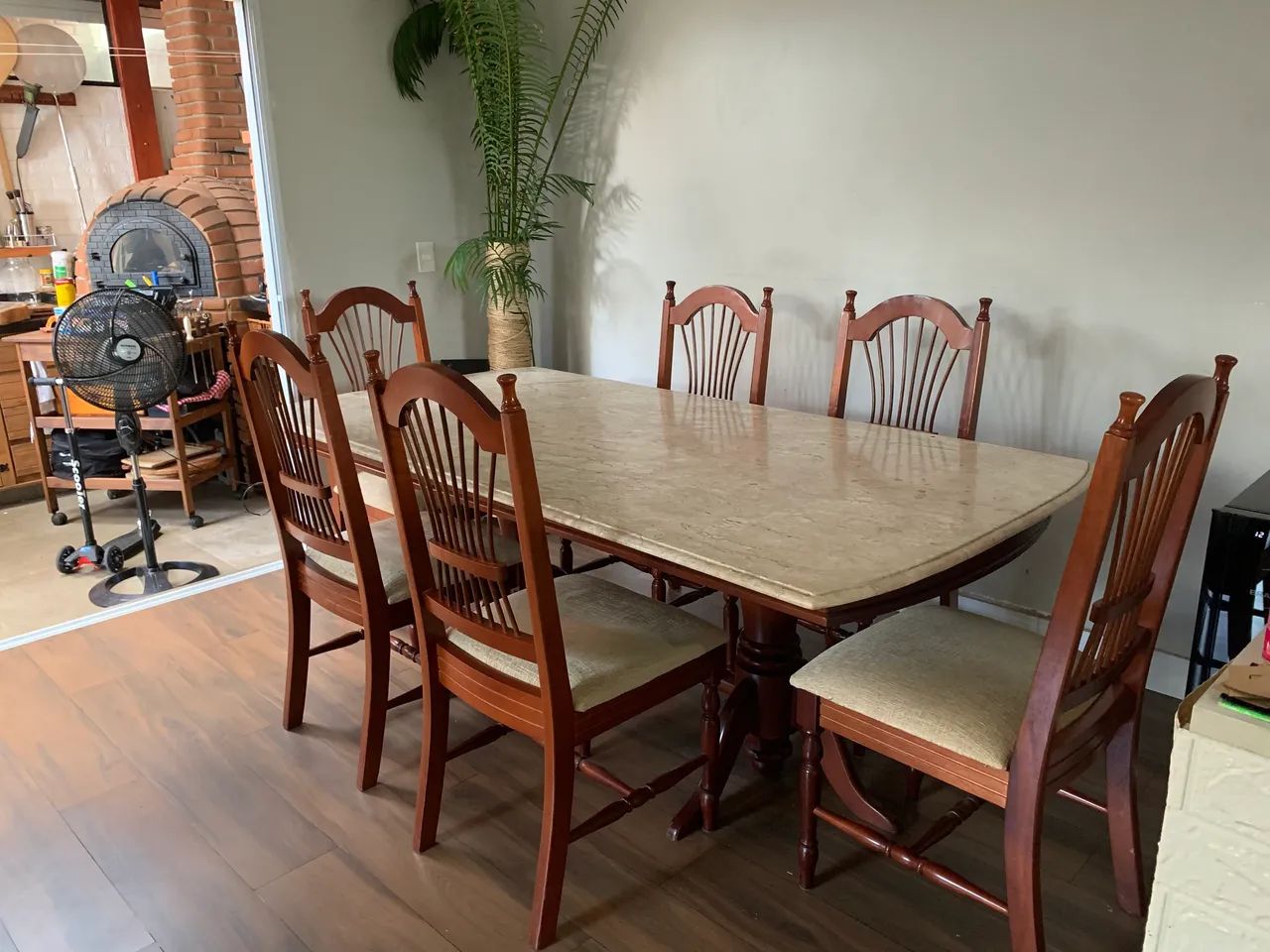 Mesa de madeira maciça, tampo de mármore 