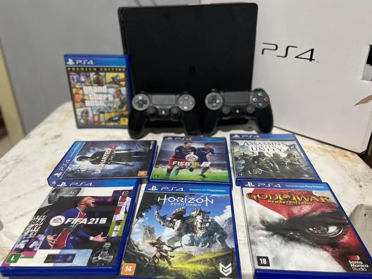 Vende-se PS4 1TB, 2 controles, 7 jogos, na caixa e com todos os