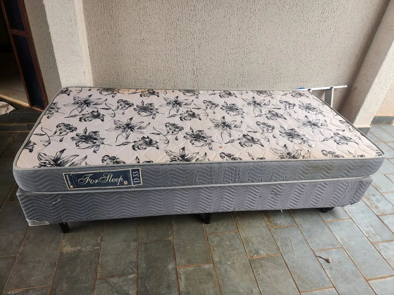 R$ 400 Duas Camas Box Solteiro com colchão 