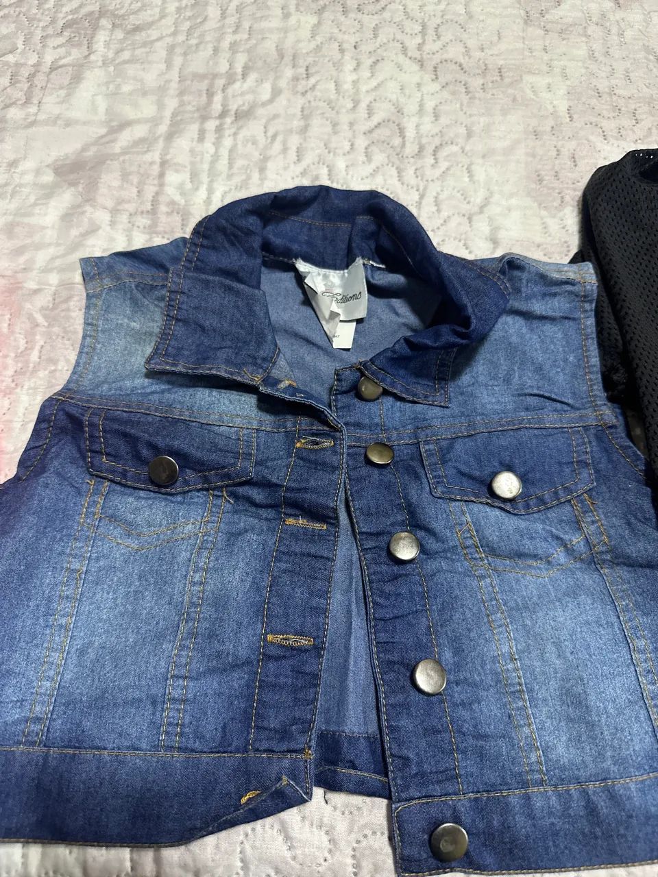 Short, colete jeans e blusa dos EUA - Foto 2