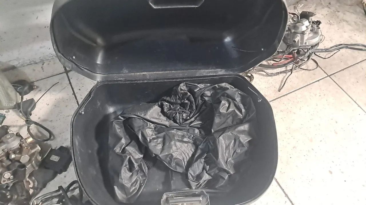 ? Baú Tork Smart Box 48L, preto. Espaçoso, ideal para capacete e objetos! - Foto 3