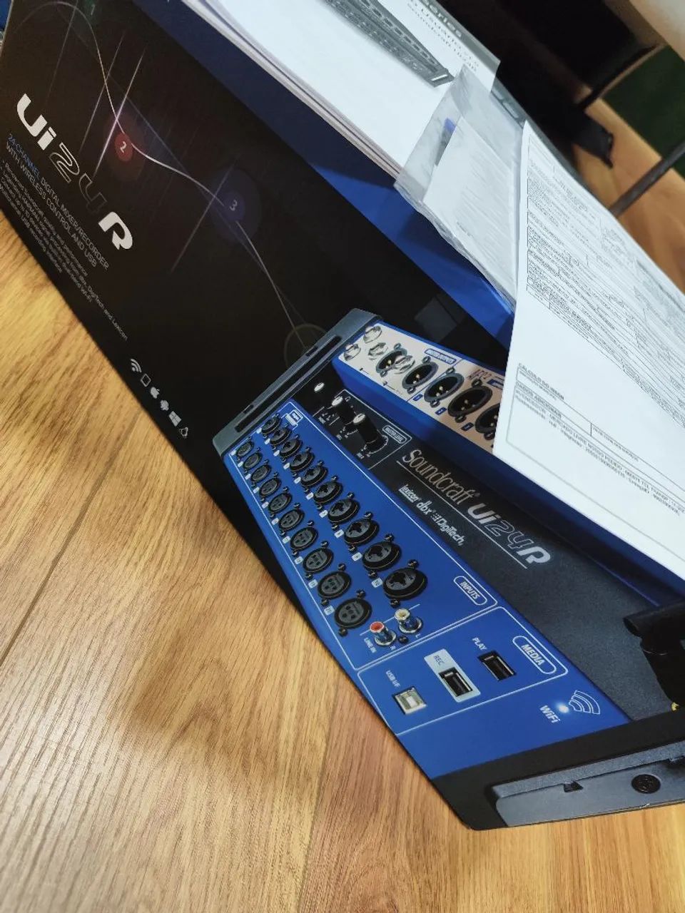 Soundcraft UI-24R NA CAIXA COM IPAD