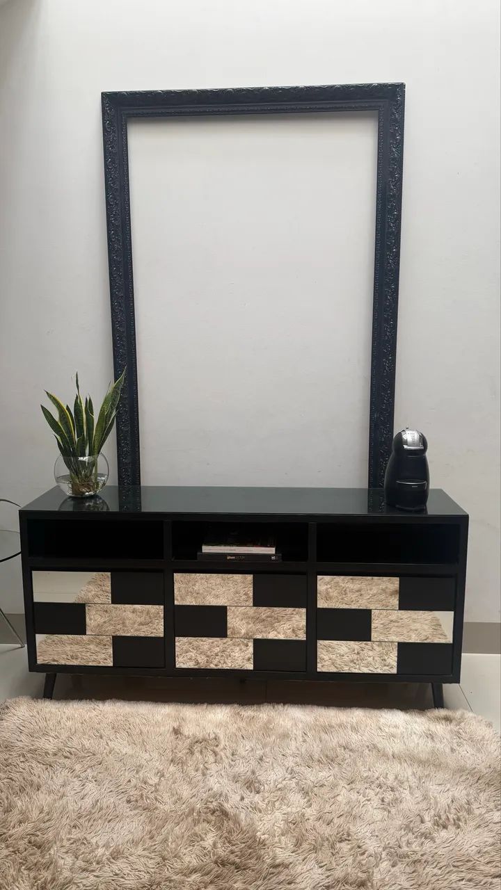 Balcão/buffet/rack laqueado preto com espelho, e vidro encima. Marca Mobily 