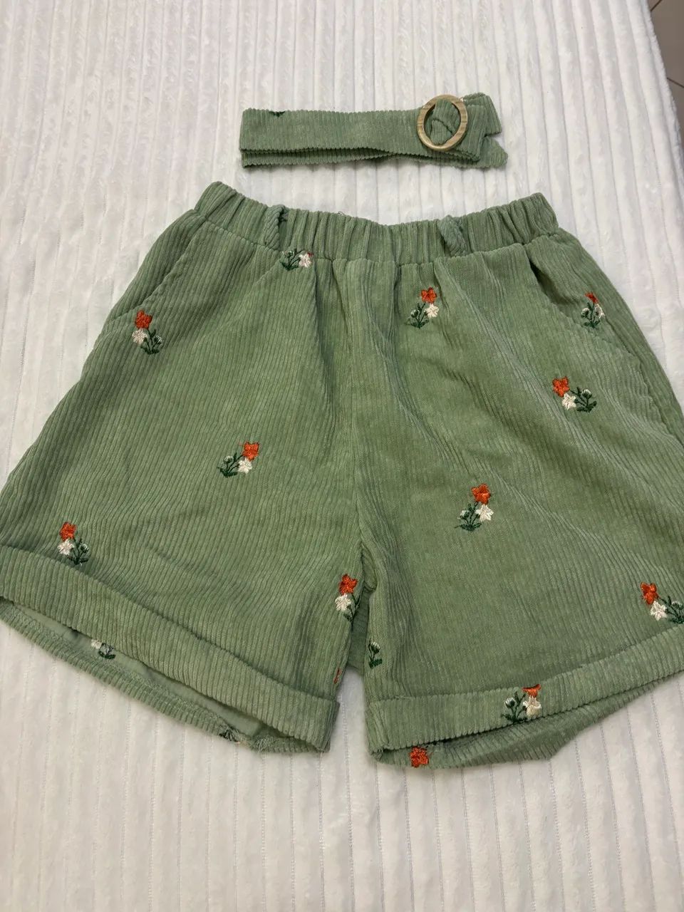Short Veludo Cotelê Verde Sálvia com Bordado Floral e Cinto Fivela