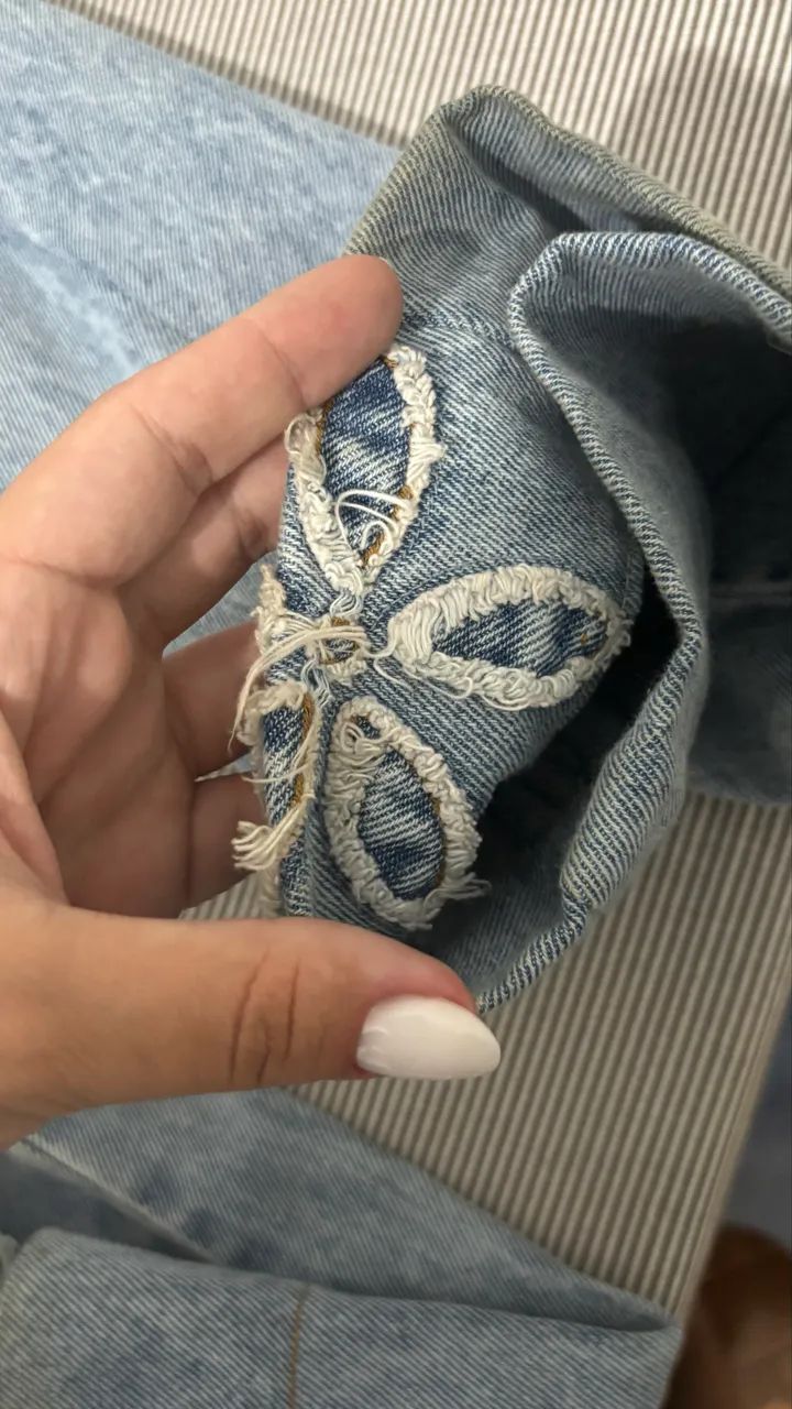 calça jeans pantalona flores laterais - Foto 3