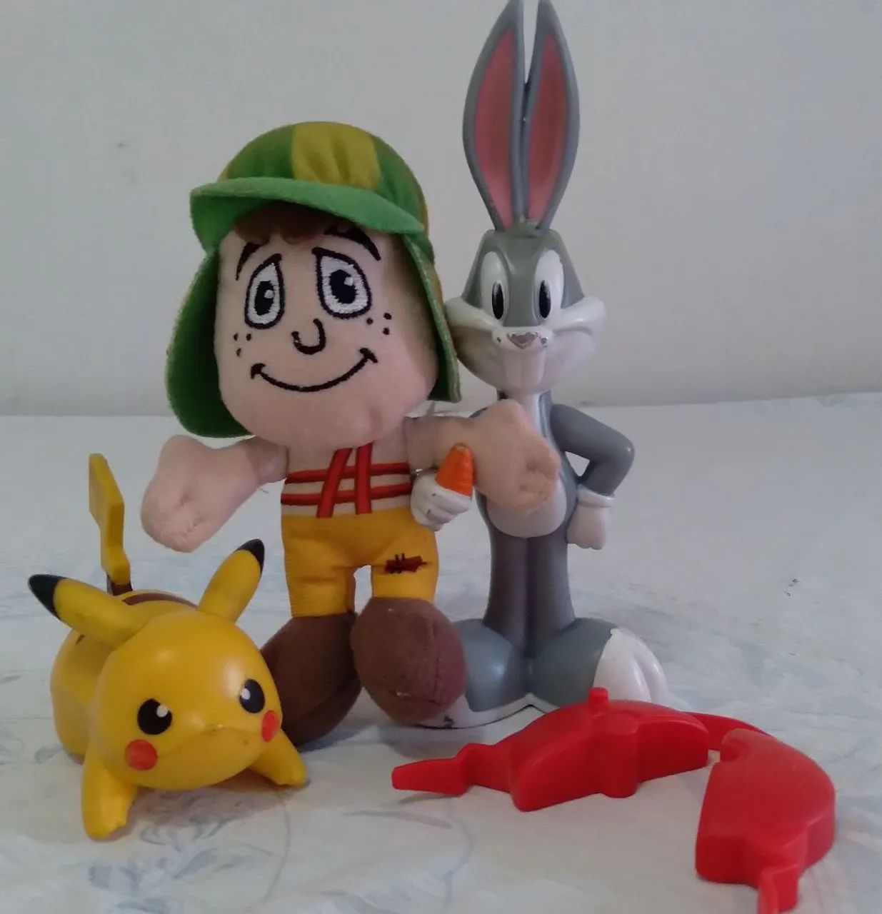 Conjunto de bonecos Pernalonga, Pikachu e Chaves
