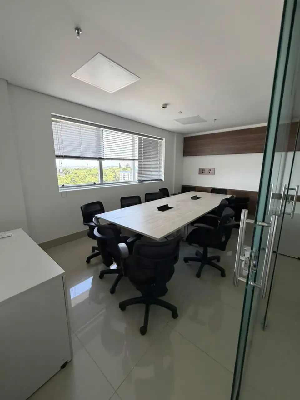 Cristal Tower Alugo sala mobiliada com 127 m2 no Adrianópolis