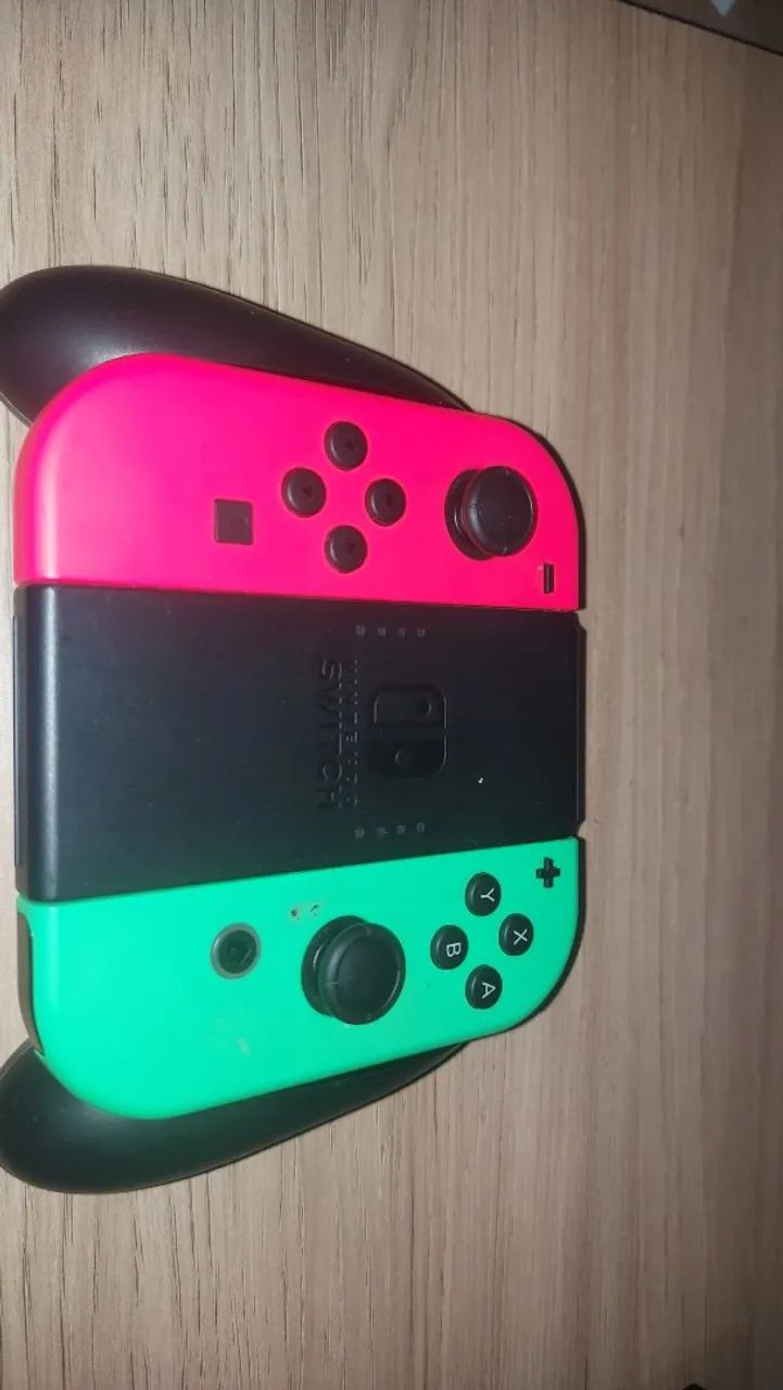 Joy-Cons verde e vermelho