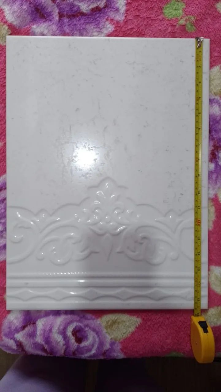 Pisos branco decorado com relevo 