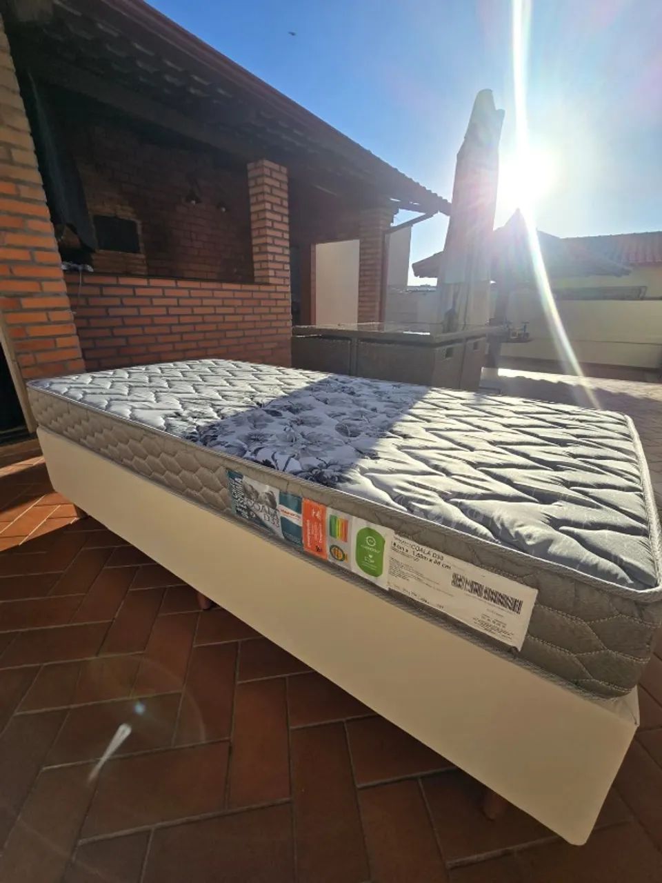 box de solteiro em couro bege + colchão de solteiro toraflex D33