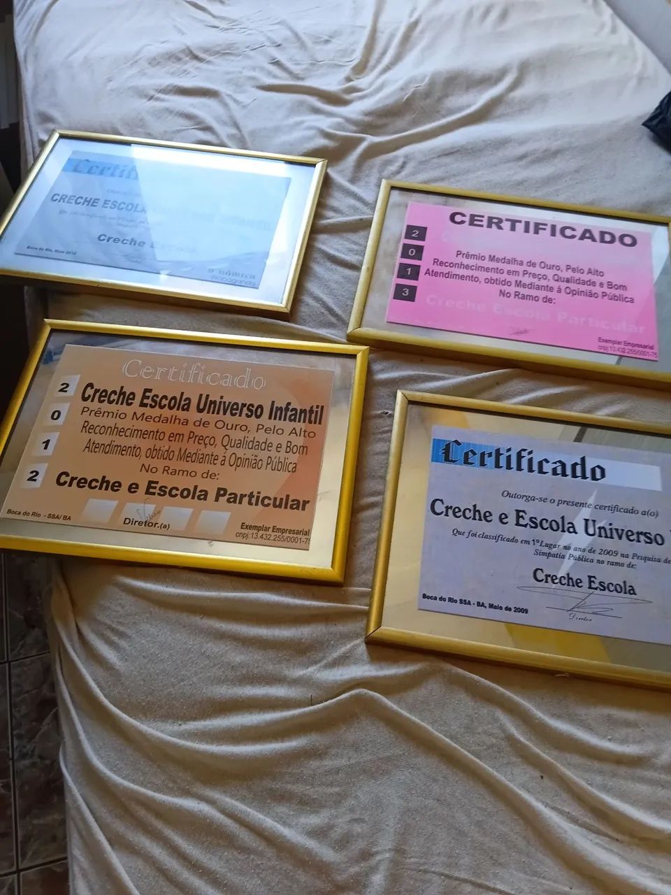 Vende-se 4 molduras novas de alumínio ,para Diplomas,fotos e etc..80 cada