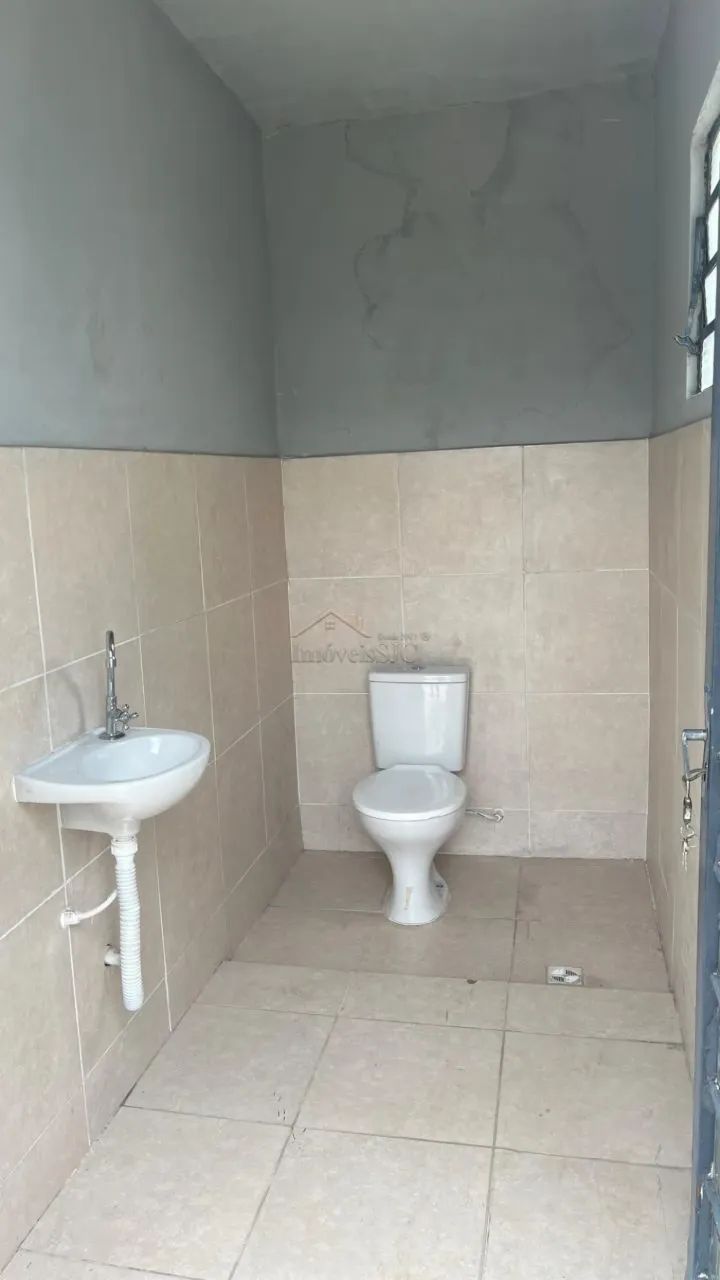 Terreno Comercial com 450 m² e Estrutura de Apoio - Foto 8