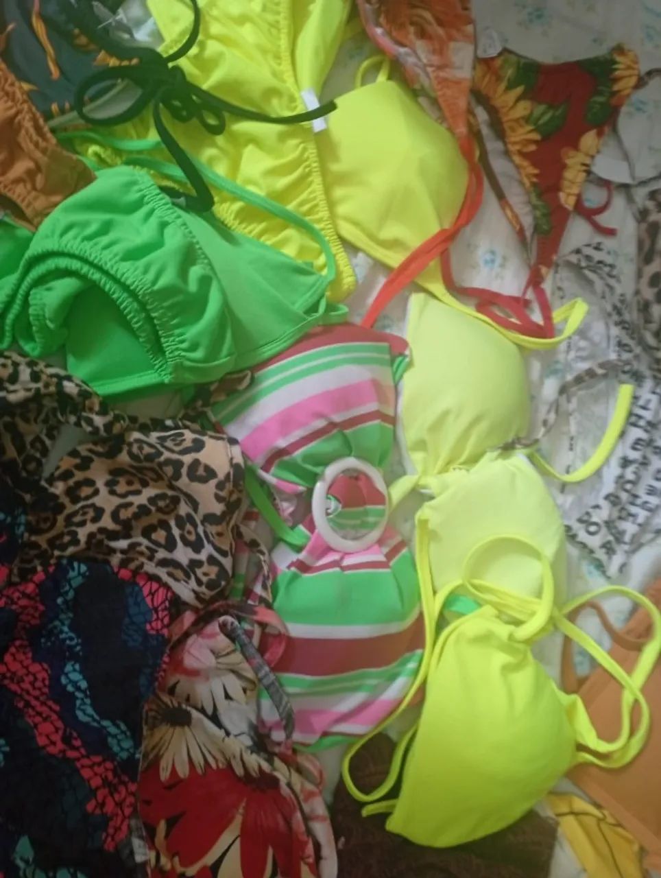 LOTE BIQUINIS VARIADOS DE TAMANHO E COR  - Foto 4