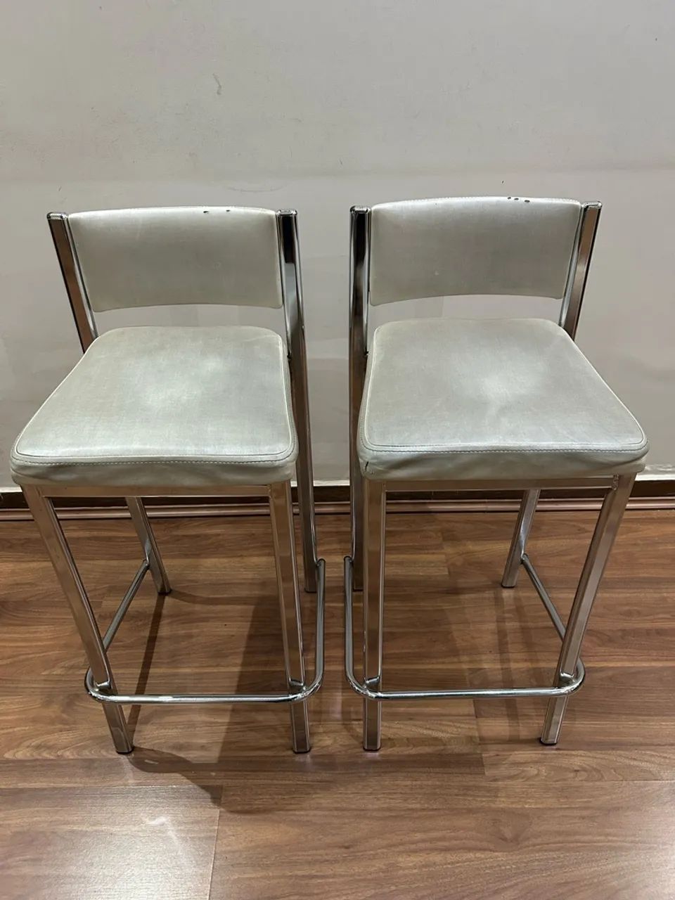 Par de banquetas cromadas com assento em courino branco perolado