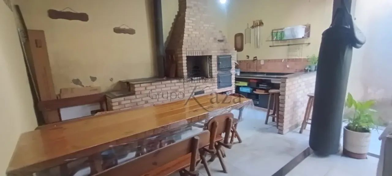 Oportunidade - Casa Sobrado - Bosque dos Eucaliptos - 3 Dormitórios - 190m².