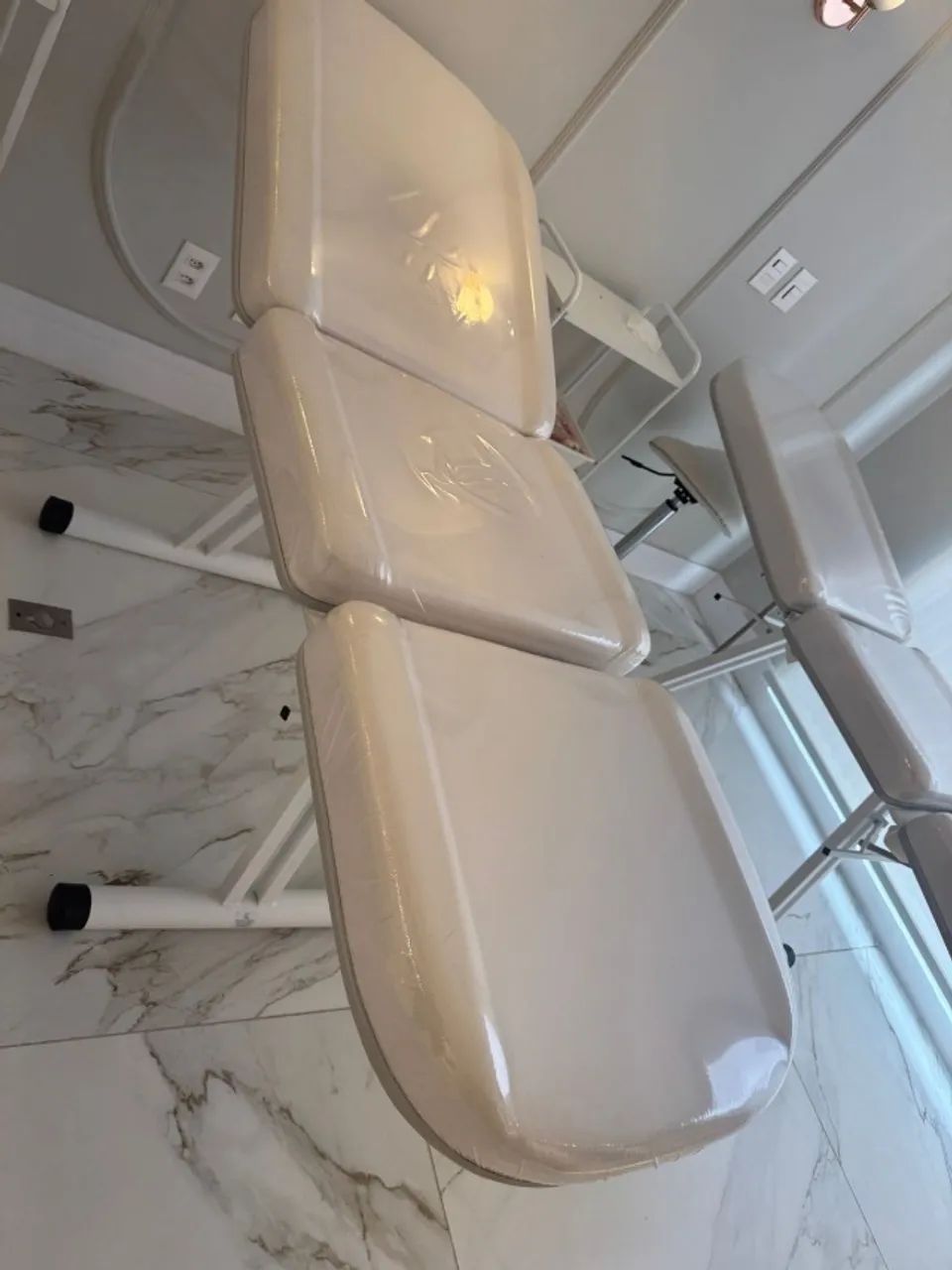 Maca de Estética/Massagem Reclinável Branca - Estado de Nova - Foto 2