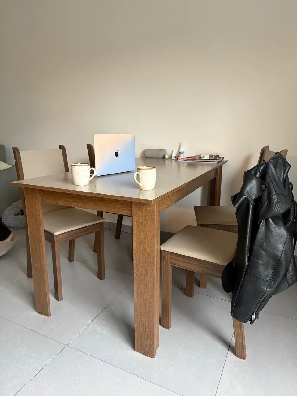 Conjunto mesa de jantar com 4 cadeiras 2 mês uso  - Foto 4