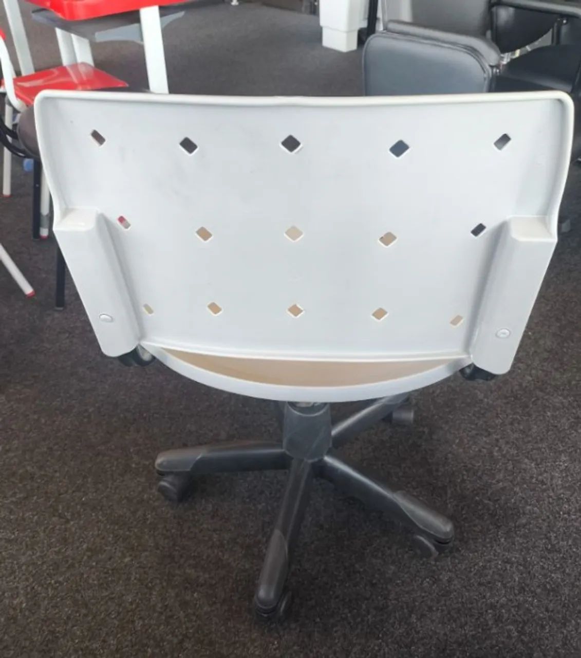 Cadeira de Plástico C/Base Giratória - (Oferta)! - Foto 3