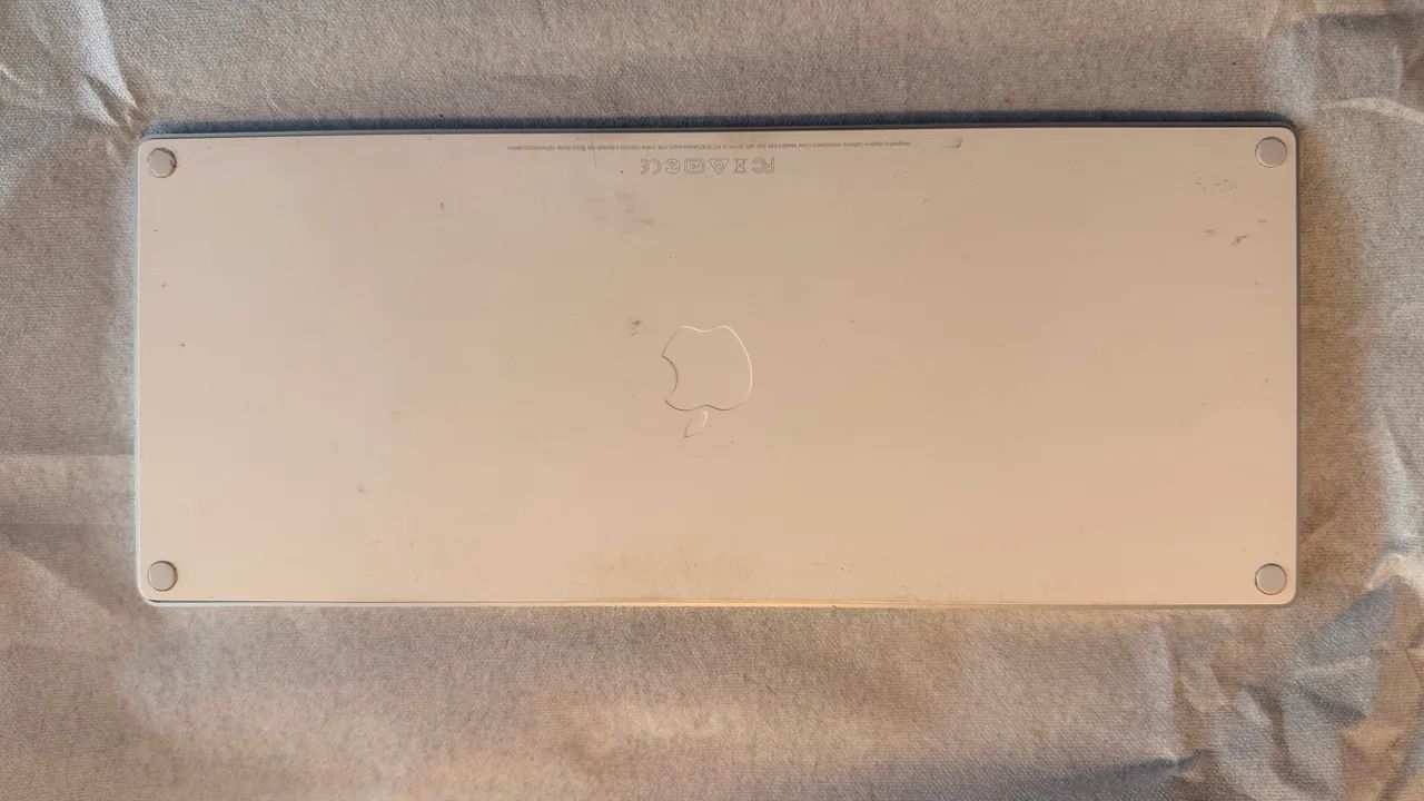 Teclado bluetooth Apple Keyboard Magic QWERTY inglês cor prata e branco - Foto 2